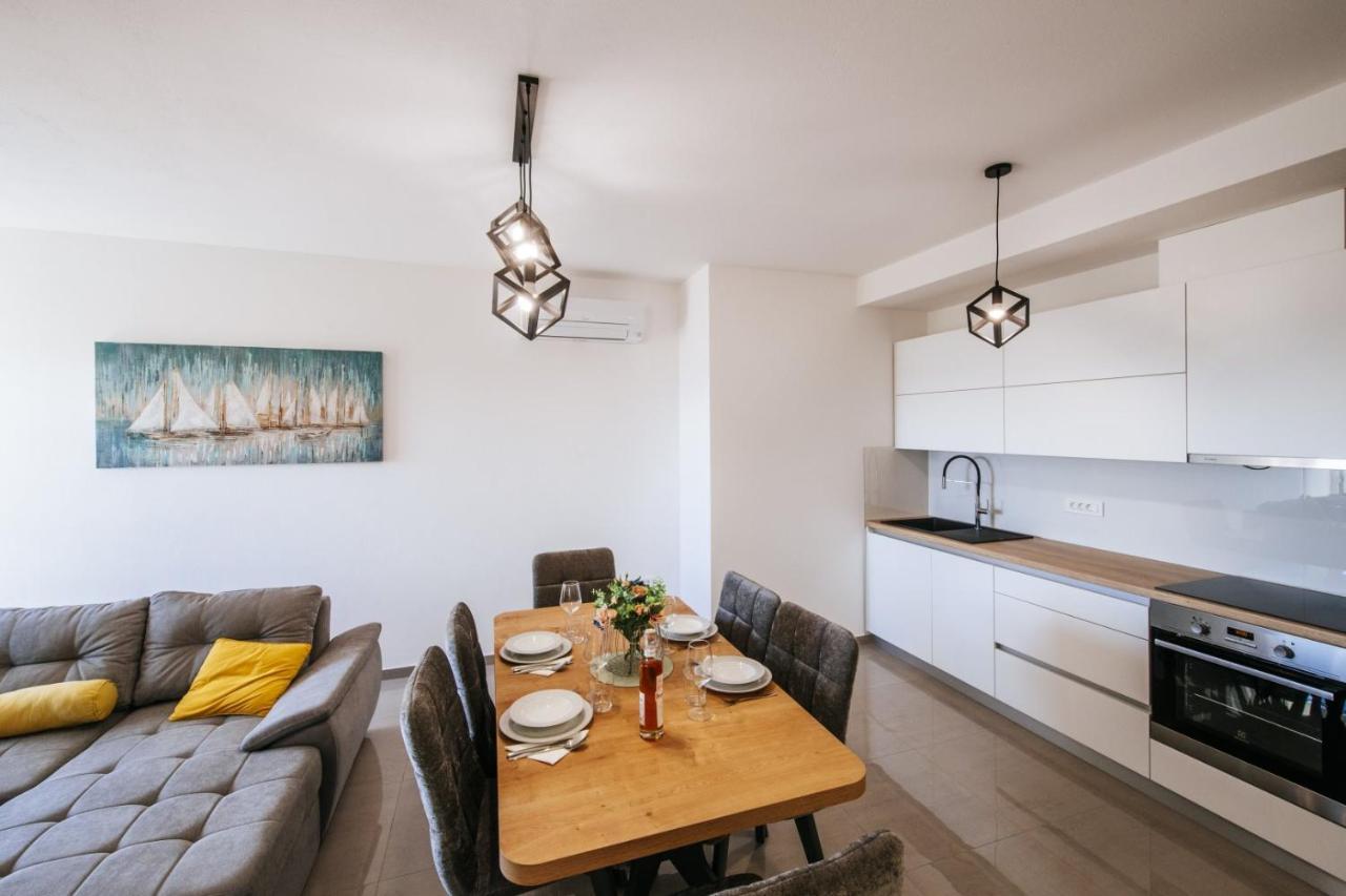 Crowonder Sun Dance Apartments With Heated Swimming Pool Seaview And Garden Sveti Filip i Jakov Exterior foto