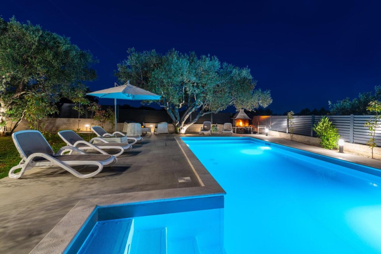 Crowonder Sun Dance Apartments With Heated Swimming Pool Seaview And Garden Sveti Filip i Jakov Exterior foto