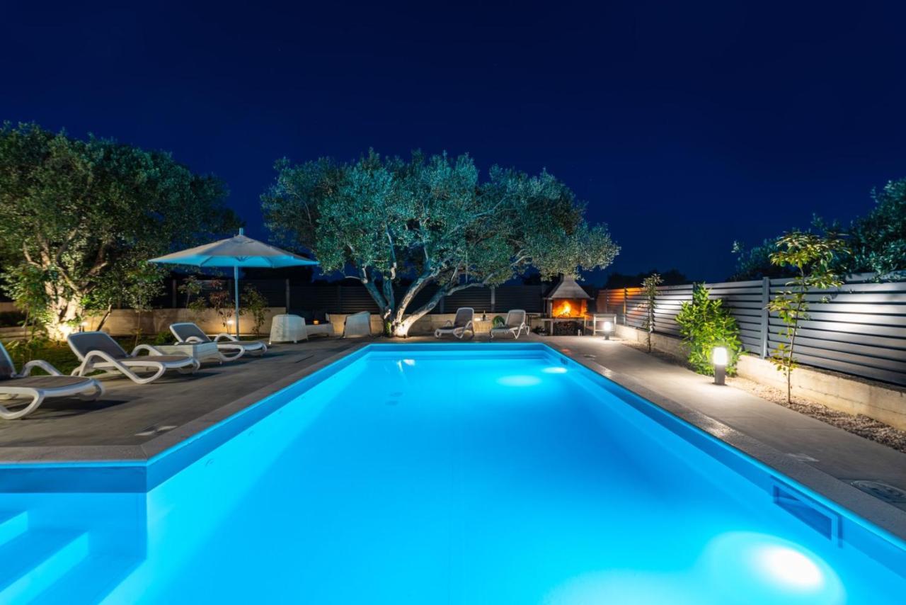 Crowonder Sun Dance Apartments With Heated Swimming Pool Seaview And Garden Sveti Filip i Jakov Exterior foto